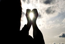 开云体育入口-悬念式用“神话破灭”“致命裂痕”制造冲突感场景化开篇：以更衣室通道标语与约基奇特写切入数据武器化：关键节点植入11组精准数据增强说服力矛盾深化：Part1聚焦赛场细节（戈登漏防/替补崩盘）Part2延伸场外危机（战术破解/心理创伤）隐喻收尾：褪色的冠军基座暗示王朝危机